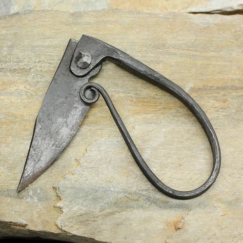 Antler Knife Handle, Viking Knife, Knife Shapes, Folding Mechanism, Blacksmith Projects, Rune Stones, Skinning Knife, La Forge, Modern Addition