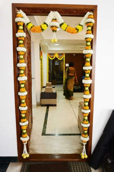 Door Flower Decoration, Home Flower Decor, Ganapati Decoration, Bohemian Decoration, Diwali Decorations At Home, Housewarming Decorations, Diy Diwali Decorations, Flower Decorations Diy, Beautiful Wedding Decorations