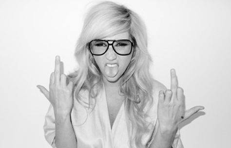 Gallery: 50 Pictures of Musicians Giving The Middle Finger ... Kesha Style, Terry Richardson Photos, Old Hipster, Kesha Rose, Terry Richardson, Hipster Man, Kesha, Girl Crushes, Pretty People