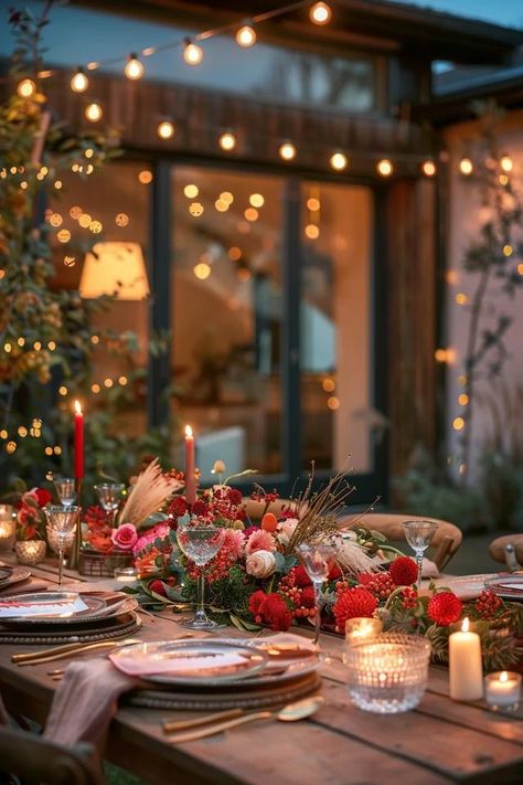 Festive Outdoor Christmas Party Ideas for Fun! Outdoor Christmas Dinner Party, Outdoor Christmas Dinner, Outdoor Christmas Party Ideas, Backyard Christmas Party, Outdoor Christmas Table, Outdoor Winter Party, Christmas Garden Party, Twenty Fine, Christmas Diner