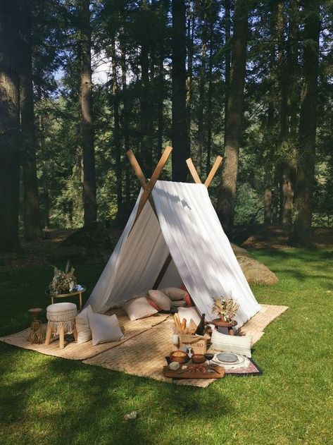 Glamping Picnic, Tent Picnic, Picnic Tent, Backyard Picnic, Picnic Inspiration, Picnic Decorations, Boho Picnic, Romantic Picnics, Picnic Ideas