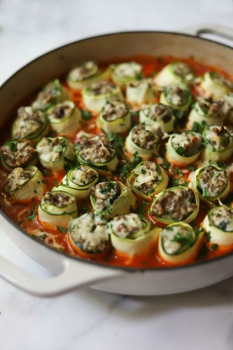 Zucchini Roll Ups, Ground Beef And Spinach, Beef Zucchini, Zucchini Roll, Sliced Zucchini, Zucchini Rolls, Zucchini Recipes Healthy, Dinner Choices, Italian Herbs