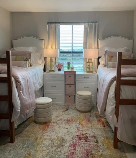 Baylor Dorm, Pink Dorm Room Decor, Pretty Dorm Room, College Dorm Room Inspiration, Roommate Rooms, Dream Dorm Room, Dorm Room Styles, Freshman Dorm, Pink Dorm