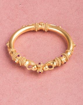 Kada Designs Gold, Aesthetic Bangles, Necklace Women Gold, Women Gold Chain, Baby Jewelry Gold, Gold Jewels Design, Bridal Design, Gold Jewelry Outfits, Gold Bangle Set