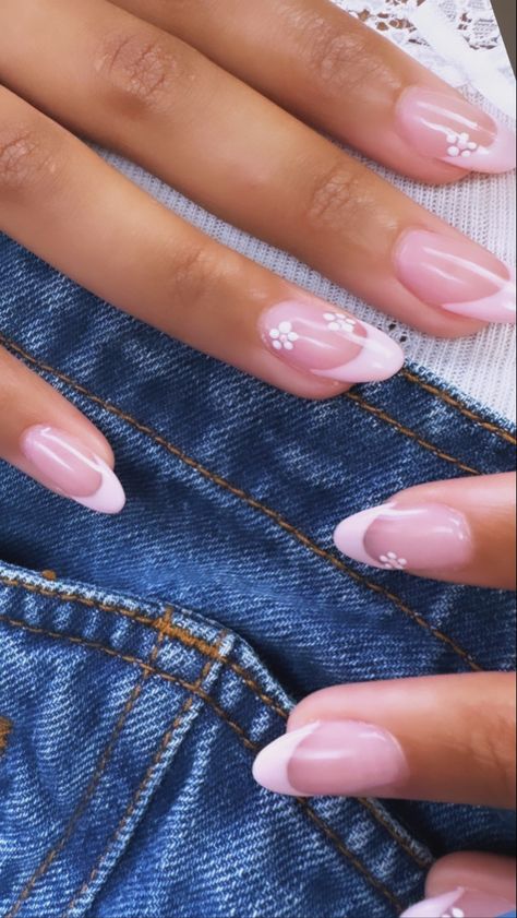 Natural Nails Designs French Tip, Colorful French Tip Nails With Flowers, French Tip Nails With White Flowers, Simple Nail Designs With French Tip, Pink French Tips Design, Flower Natural Nails, French Tip Nails With Pink Flowers, Light Pink French Tip Nails With Flowers, White French Tips With Blue Flowers