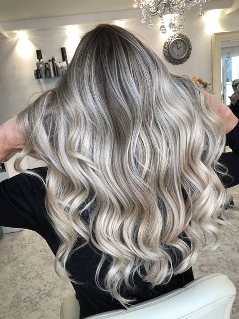 Champagne Blonde Hair Balayage Dark Roots, Highlight Blonde Hair, Icey Blonde, Ash Blonde Hair Balayage, Sunny Hair, Transparent Butterfly, Highlight Blonde, Butterfly Hair Claw, Perfect Blonde Hair