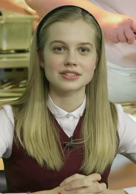 Hairstyles With Graduation Cap, Simple Girls Hairstyles, Australian Actresses, Betty Brant, Face Razors, Dermaplaning Razor, Angourie Rice, Facial Razor, Face Razor