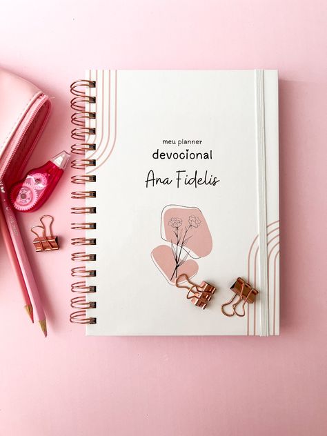 Você sabia que esse Planner Devocional eu criei essa capa Personalizada para minha cliente? 

Ela queria algo mais básico e personalizado com o nome para ficar um luxo. 
E vamos concordar, ficou muito lindo né?

Personalize também o seu Devocional. 

Me siga @papelariaprodutiva 

.
.
#devocional #plannerdevocional #cadernodevocional #agendapersonalizada #papelariaprodutiva Cover Notebook, Agenda Planner, Notebook Design, Notebook, Bible, Jesus, Pink, On Instagram, Instagram