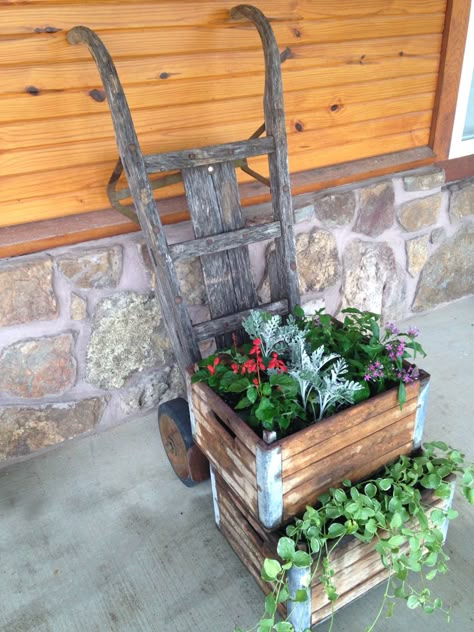 Old Milk Crate Ideas Decor, Antique Dolly Cart Ideas, Metal Milk Crate Ideas, Milk Crate Ideas, Feed Store, Crate Ideas, Vintage Crate, Milk Crate, Garden Junk