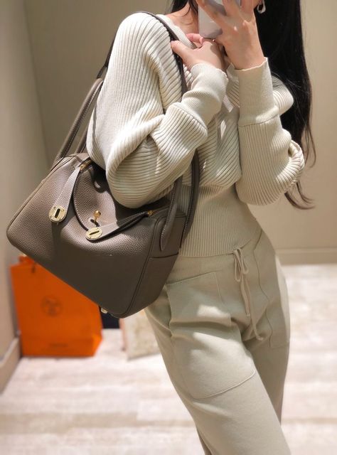 Lindy Bag Outfit, Hermes Lindy 26 Outfit, Hermes Outfits Women, Hermes Bag Outfit, Hermes Outfit, Hermes Lindy Bag, Hermes Lindy 26, Lindy 26, Taupe Bag