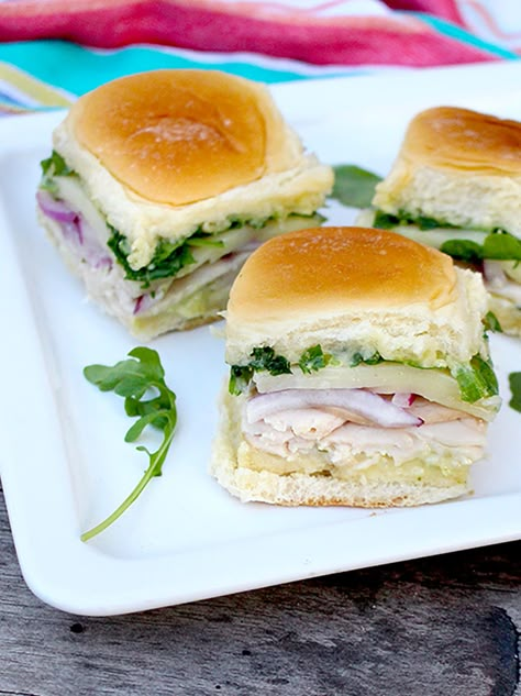 Turkey Arugula Sandwich, Turkey Finger Sandwiches, Arugula Sandwich Recipes, Mini Turkey Sandwiches For Parties, Turkey Pesto Sliders, Turkey Provolone Sandwich, Mini Sandwich Recipes, Cold Turkey Sliders, Yummy Sandwiches For Lunch