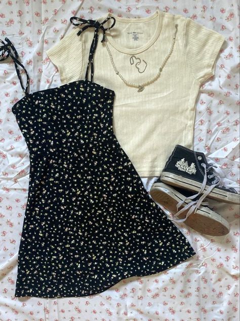 Brandy Melville Summer Outfits, Coquette Outfits Summer, Summer Coquette Outfits, Summer Outfits Coquette, Coquette Outfit Summer, Converse Floral, Stranger Things Outfit, Converse Outfit, Coquette Outfit