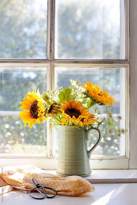 Sunflower Table Decor, Sunflower Floral Arrangements, Sunflower Table, Window Photography, Sunflower Vase, Sunny Window, Flower Cottage, Cozy Home Decor, Yellow Bird