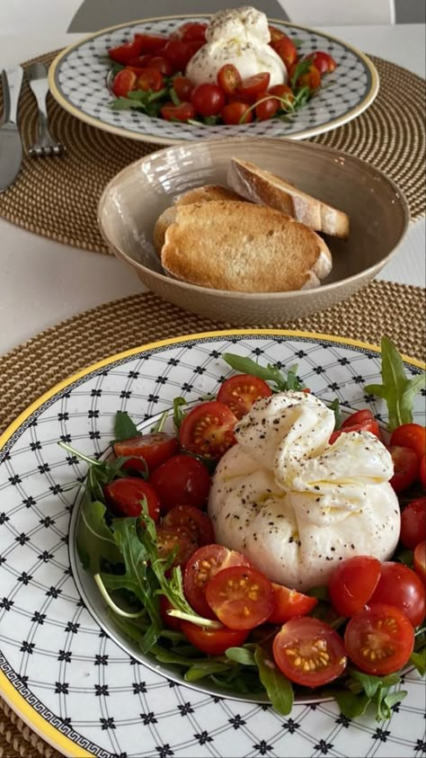 Cooking Lunch Aesthetic, Mediterranean Food Aethstetic, Healthy Food Motivation, Healthy Lifestyle Food, Think Food, Food Is Fuel, Food Obsession, Pretty Food, Food Cravings