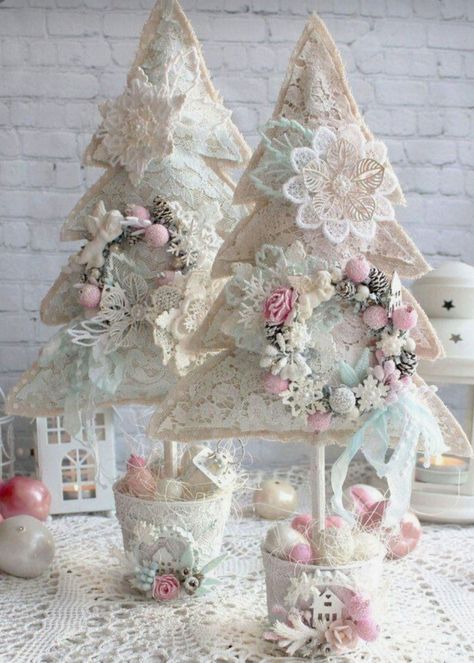 Shabby Chic Christmas Trees, Shabby Christmas Decor, Shabby Christmas Tree, Pink Christmas Decorations Diy, Shabby Chic Christmas Diy, Jardin Style Shabby Chic, Shabby Chic Weihnachten, Shabby Chic Fall Decor, Vintage Lace Crafts