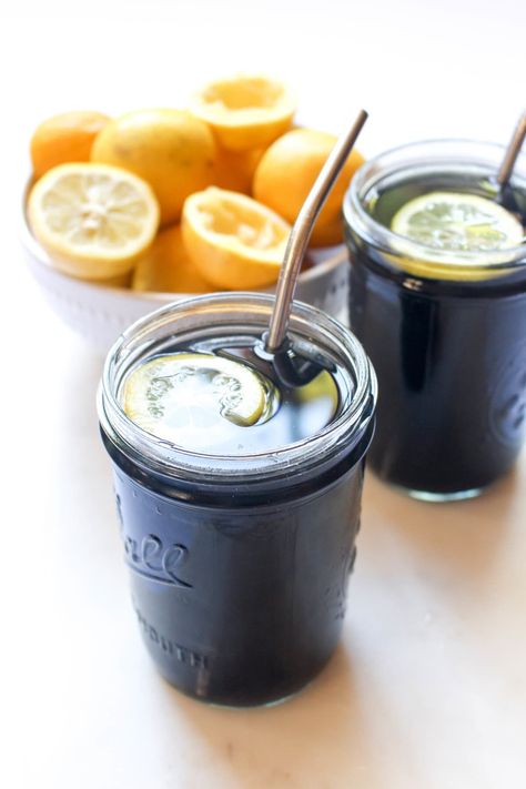 This Charcoal Black Lemonade recipe can help rid your body of toxins and reduce bloating all white tasting just like a glass of freshly squeezed lemonade. Black Lemonade Recipe, Black Lemonade, Veggie Juice, Lemon Detox, Lemon Diet, Full Body Detox, Detox Juice Recipes, Natural Detox Drinks, Lemonade Recipe