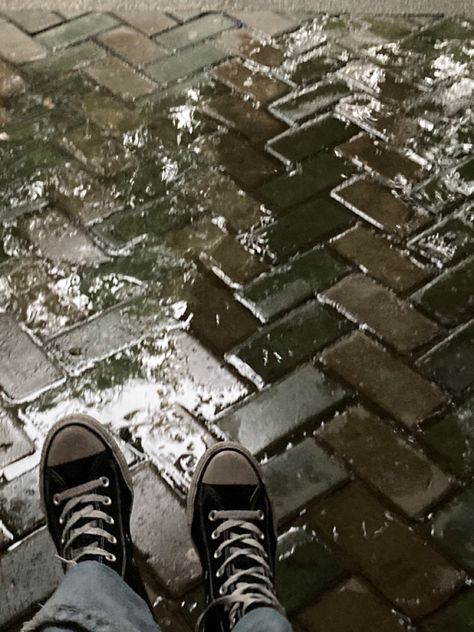 rain converse highlight wallpaper icon Converse In The Rain, Quiet Core, Highlight Wallpaper, Alex Core, Raining Day, Converse Aesthetic, Wallpaper Icon, Lavender Tea, Seasons Change