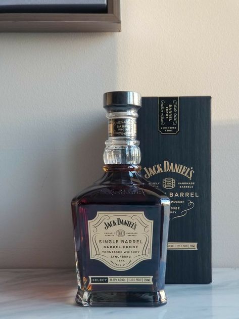 Expensive Whiskey, Jack Daniels Single Barrel, Whiskey Recipes, Whisky Drinks, Whiskey Bar, American Whiskey, Whiskey Drinks, Cigars And Whiskey, Scotch Whiskey