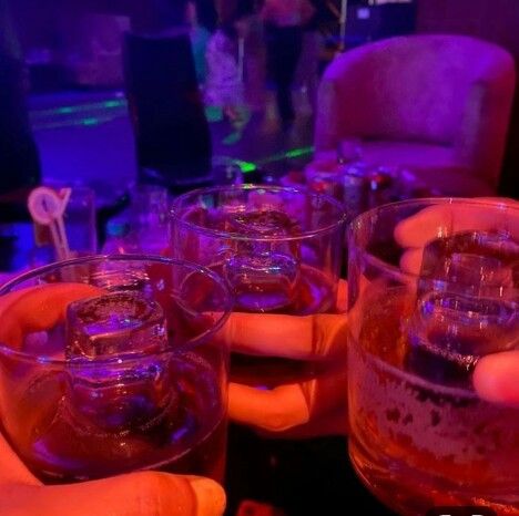 💛💙😺 Party Drinks Alcohol Aesthetic, Alcohol Party Aesthetic, Beer Aesthetic Drinking, Drinking Alcohol Aesthetic, Alcoholic Snapchat, Party Night Club Aesthetic, Night Club Aesthetic, Beer Pictures, Party Drinks Alcohol