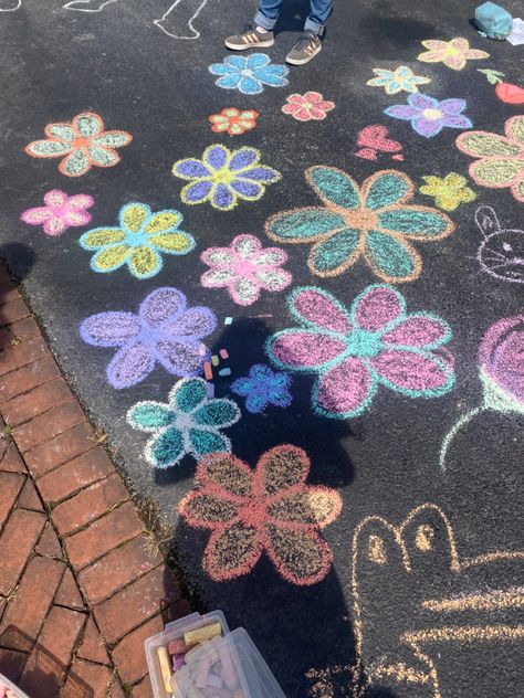 summer chalk draw flowers Spring Chalk Art, Chalk Aesthetic, Aesthetic Chalk Art, Chalk Flowers, Chalk Markers Art, Street Chalk Art, Playground Painting, Chalk Activities, Chalk Designs