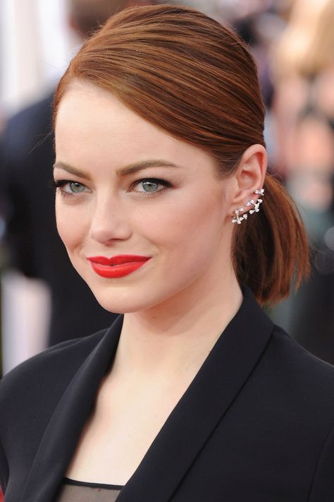 Looking for a polished alternative? Make like Emma Stone and pull your locks into a ponytail with a deep side part.   - HarpersBAZAAR.com Perfect Ponytail, Hot Haircuts, Oval Face Haircuts, Hooded Eye Makeup, Hooded Eyes, Penteado Cabelo Curto, Low Ponytail, Oval Faces, Emma Stone