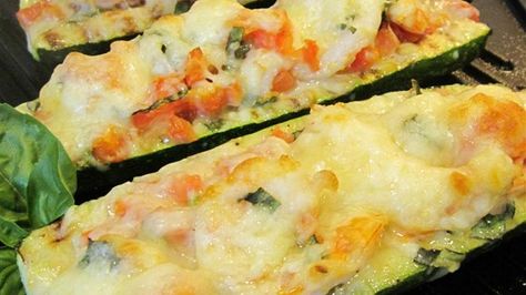 Stuff that huge zucchini you found in your garden this morning with shrimp, mushrooms, and Parmesan cheese for a summery supper. Baked Stuffed Zucchini, Zucchini Stuffed, Shrimp Zucchini, Zucchini Boat Recipes, Sausage Stuffed Zucchini, Stuffed Zucchini, Zucchini Boats, Zucchini Recipes, Filling Recipes