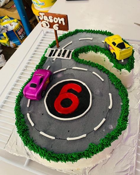 Number 6 roundabout and road cake with cars for Jason at 6 six. Happy 6 years old Jason cake 🎂 Race Track Cake, Doodle Cake, Hot Wheels Cake, Race Car Cakes, Wheel Cake, Hotwheels Birthday Party, Cars Birthday Cake, 6th Birthday Cakes, Cars Cake