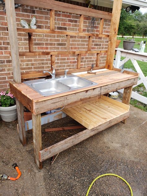 Outside Sink, Raised Garden Beds Diy Vegetables, Outdoor Sink, Outdoor Kitchen Sink, Outdoor Potting Bench, Rustic Outdoor Kitchens, Garden Sink, Kitchen Basin, Beautiful Bedrooms Master