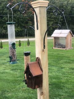 Hanging Birdfeeder Ideas, Bird Feeder Holder, Porch Bird Feeder Ideas, Bird Feeder Hangers Outdoor, Birdhouse Post Ideas Diy, Outside Bird Feeder Ideas, Post Bird Feeder, Bird House Hangers Ideas, Diy Birdfeeders Wooden