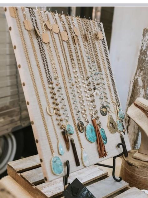 Jewelry Vendor Display, Boho Jewelry Display, Booth Display Ideas Diy, Market Setup, Craft Stall Display, Creative Jewelry Displays, Jewelry Table Display, Diy Necklace Display, Jewelry Booth