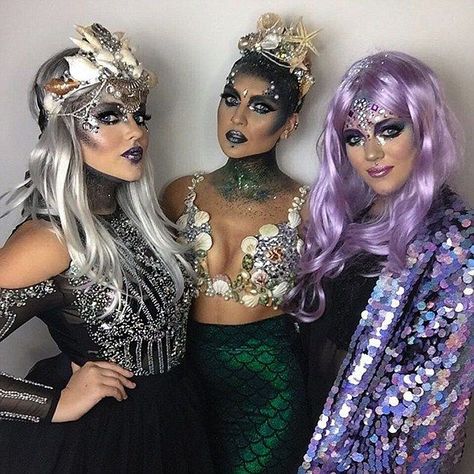 Squad goals: Perrie was joined by some equally dressed flamboyant pals for the night... Zombie Mermaid Costume, Siren Costume, Haunted Ship, Mermaid Halloween Costumes, Dark Mermaid, Mermaid Parade, Mermaid Halloween, Duo Halloween Costumes, Fest Outfits