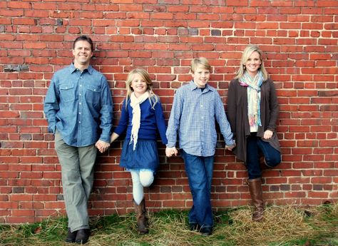 family photo with brick wall I love brick! Family Photos Against Brick Wall, Brick Family Photos, Family Photo Brick Wall, Family Pictures Brick Wall, Family Photos Brick Wall, Brick Wall Family Photoshoot, Urban Family Pictures, Wall Poses, Urban Family Photography