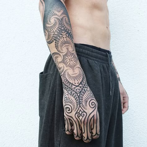 Thick Line Tattoos, Fractal Tattoo, Spiral Tattoo, Spiral Tattoos, Geometric Sleeve Tattoo, Muster Tattoos, Geometric Tattoo Design, Sun Tattoos, Top Tattoos