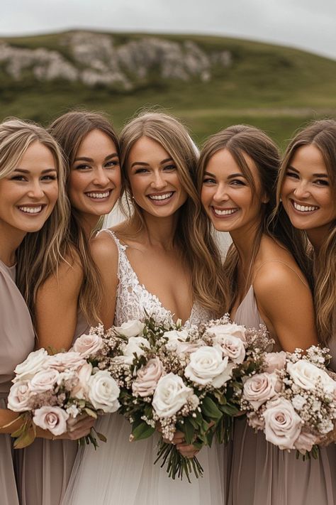 40 Wedding Photo Ideas You Need to Capture - Yeah Weddings Bride Mother Photo, Bridesmaids Picture Ideas, Wedding Bridesmaid Photos, Bridesmaids Pictures, Bride And Bridesmaid Pictures, Wedding Photo Must Haves, Mother Daughter Wedding, Bridesmaid Poses, Wedding Photo List