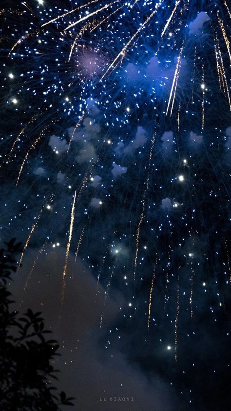 Fireworks Wallpaper, هاكونا ماتاتا, Whatsapp Wallpaper, Alam Yang Indah, Night Aesthetic, The Night Sky, Screen Wallpaper, Blue Aesthetic, Pretty Art