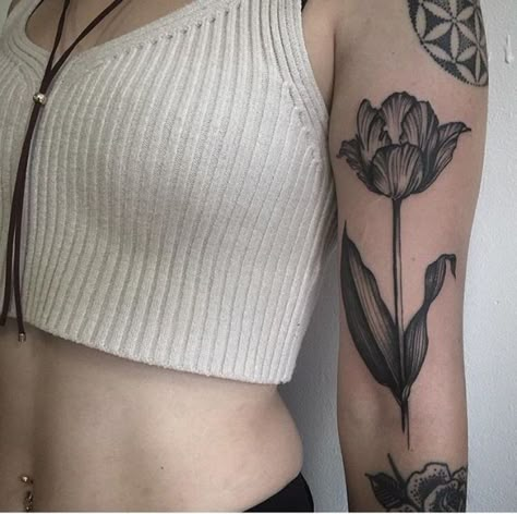 Botanisches Tattoo, Tulip Tattoo, Upper Arm Tattoos, Floral Tattoo Sleeve, Botanical Tattoo, Dainty Tattoos, Aesthetic Tattoo, Great Tattoos, Dope Tattoos