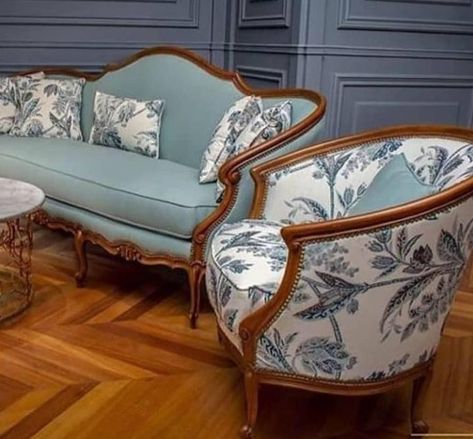 Classic Luxury Living Room, Classic Furniture Living Room, Vintage Furniture Makeover, Sofa Design Wood, Indian Room Decor, Luxury Sofa Design, Wooden Sofa Set Designs, Luxury Living Room Decor, Wooden Sofa Designs