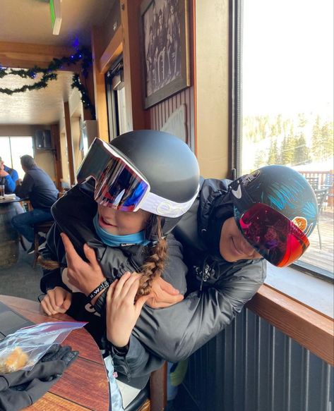 Ski Trip With Boyfriend, Snowboarding With Boyfriend, Snowboard Outfit Aesthetic, Snowboard Boyfriend, Skiing With Boyfriend, Ski Boyfriend, Cute Snowboarding Pictures, Spring Skiing Outfit, Skiing Couple