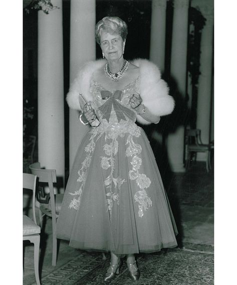 Marjorie Post, Dina Merrill, Marjorie Merriweather Post, Hillwood Estate, Edwardian Wedding, Fashion Dresses Formal, Hollywood Costume, Wealthy Women, American Princess