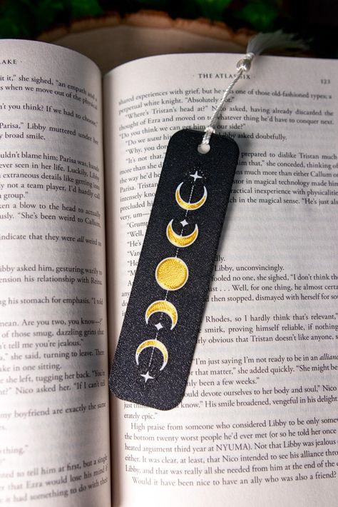 Moon Phases 3D Printed Bookmark Black Bookmarks Handmade, Black Bookmark Ideas, Dark Bookmarks, Outline Notes, Moon Bookmark, Harry Potter Bookmark, Homemade Bookmarks, Handmade Bookmarks Diy, Creative Bookmarks