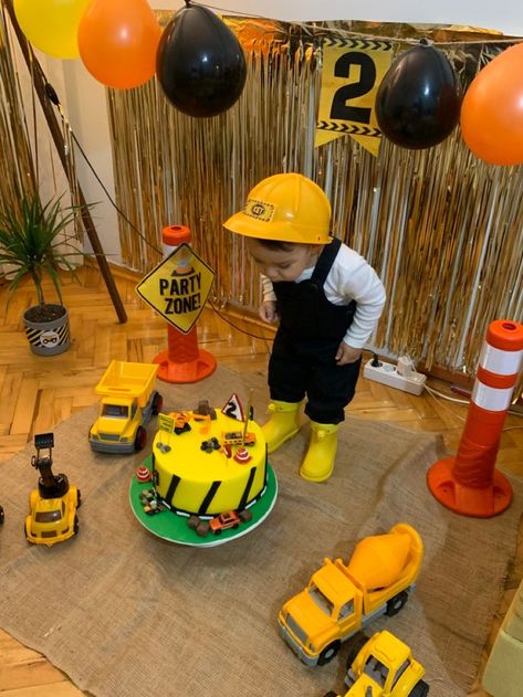 Boy Birthday Party Ideas, Construction Birthday Cake, Digger Birthday, Truck Theme Birthday, Truck Birthday Cakes, George Hats, Construction Theme Birthday Party, 2nd Birthday Party For Boys, Construction Cake