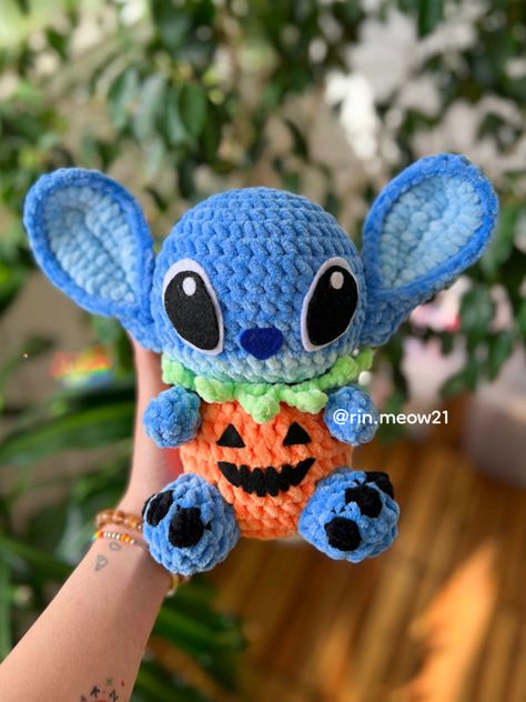 Frog Halloween, Crochet Pour Halloween, Lilo And Stitch Merchandise, Disney Crochet Patterns, Easy Crochet Animals, Confection Au Crochet, 4mm Crochet Hook, Crochet Disney, Crochet Terms