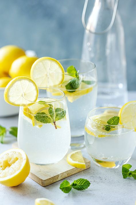 Fresh lemonade soda with sliced lemons in a glass | free image by rawpixel.com / Monika Lemonade Food Photography, Soda Photography, Lemonade Photography, Lemon Water Before Bed, Lemon Soda, Hot Lemon Water, Lemon Water Benefits, Lemonade Drinks, Dessert Photography