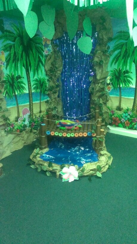 Jungle room,...check out their shaky rope bridge! Fake Waterfall, Survivor Party, Jungle Decorations, Fiesta Tropical, Jungle Room, Jungle Party, Hawaiian Party, Safari Birthday, Welcome To The Jungle