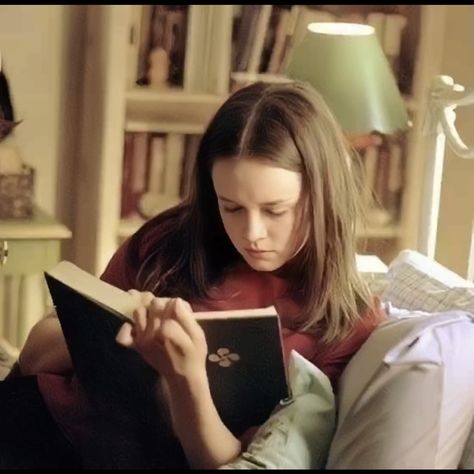 Rory Gilmore Reading, Rory Gilmore, Girl Reading, Gilmore Girls, A Book, Couch, Reading