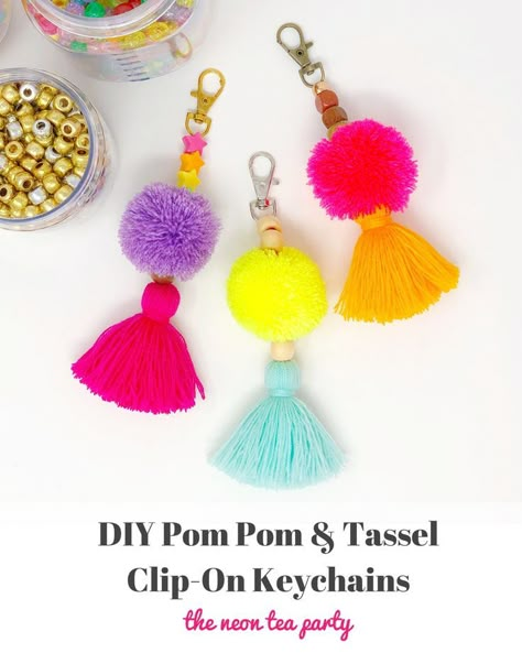 Pom Keychain, How To Make Pom Pom Keychain, Diy Pom Pom Keychain How To Make, Pom Pom Bag Charm Diy, Diy Pom Pom Tassel, Pompom Tassel Diy, Diy Tassel Bag Charm, Pom Pom Keyring Diy, Easy Keychain