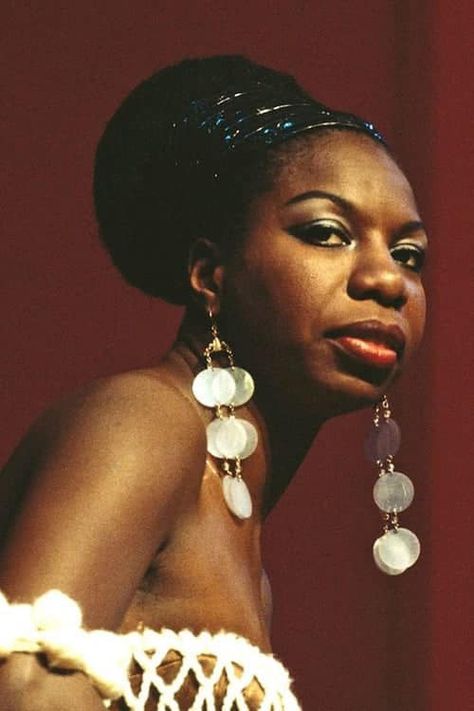 Old School Jams - Singer-songwriter Nina Simone was born... Emory Douglas, Afro Music, Jerry Jeff Walker, Newport Jazz Festival, Earth People, Draw Portrait, Lounge Music, Soul Singers, High Priestess