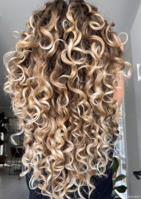 The Difference Between Partial & Full Highlights - Bangstyle - House of Hair Inspiration Partial Highlights Curly Hair, Highlights Full Head, Soap Nails, Foil Curls, Soap Brows, Full Head Highlights, Blonde Foils, Root Smudge, Eyebrow Trends