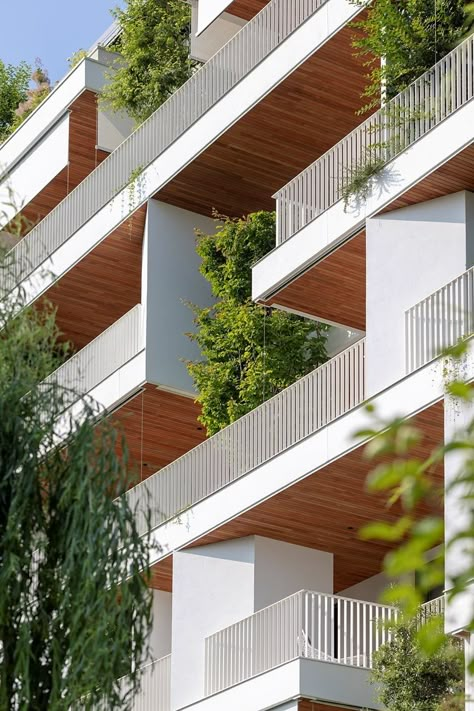 Apartment Rooftop, Stefano Boeri, Residential Lobby, Treviso Italy, One Level Homes, Concrete Retaining Walls, Moving Walls, Green Facade, Block Of Flats