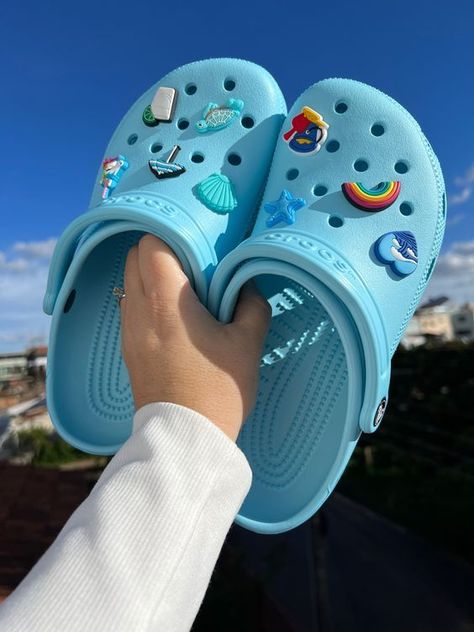 Aesthetic Crocs Charms, Cute Crocs Ideas, Blue Crocs With Jibbitz, Cute Crocs Jibbitz Ideas, Blue Crocs Outfit, Crocs Outfit Aesthetic, Croc Aesthetic, Chanclas Crocs, Jibbitz Crocs Ideas